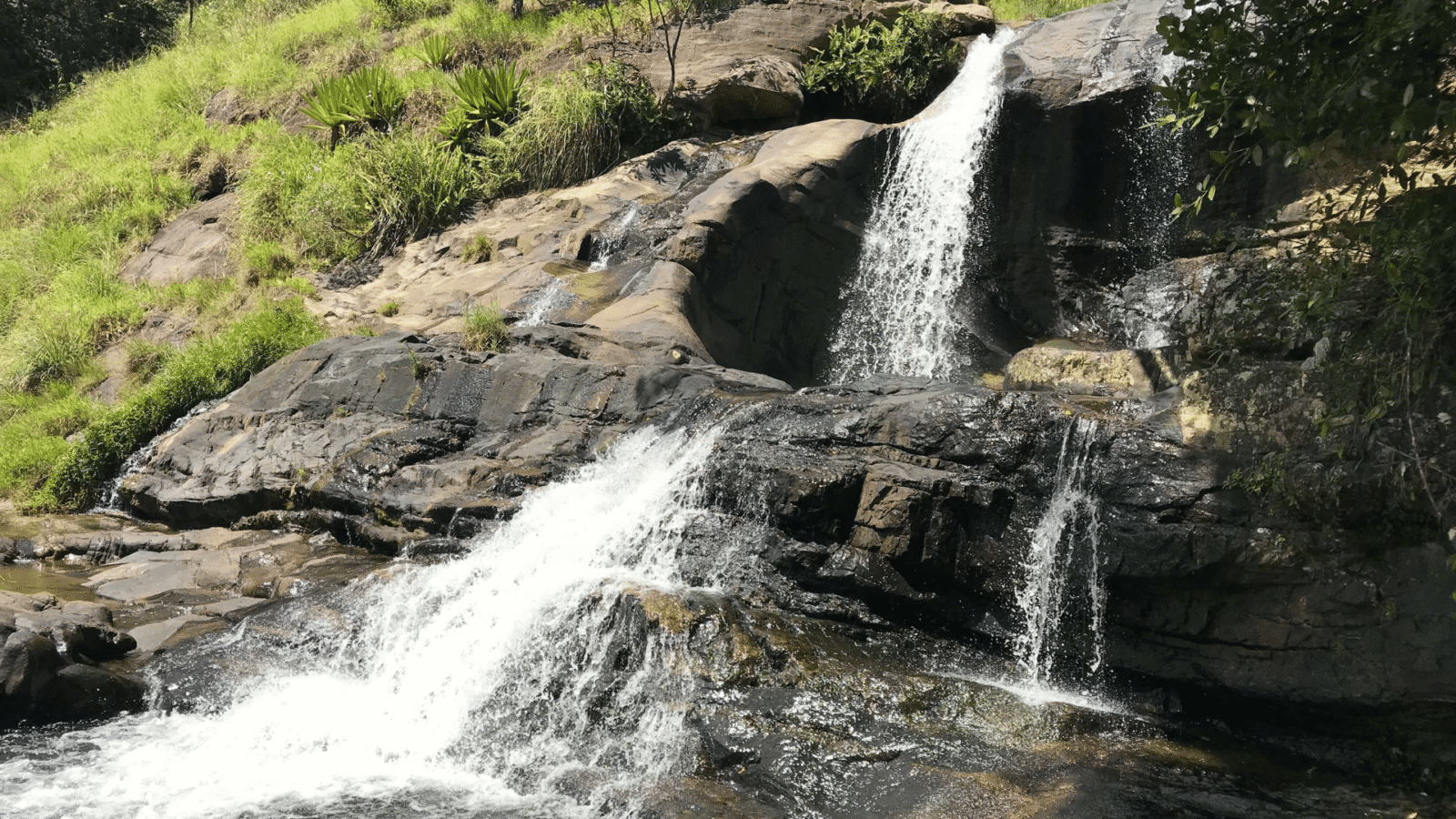 Waterfall Sri Lanka (1)